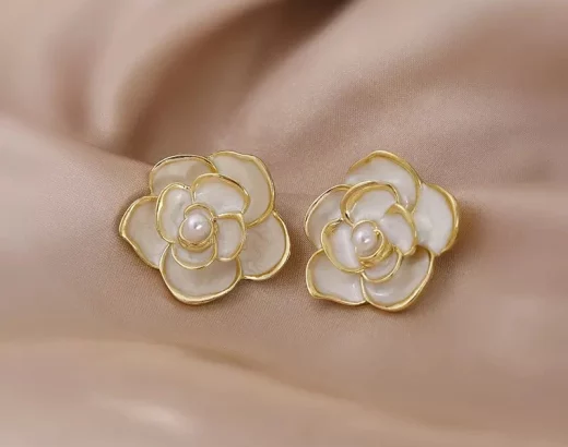 Complementary Gold Earrings for Your Fashionable Personality