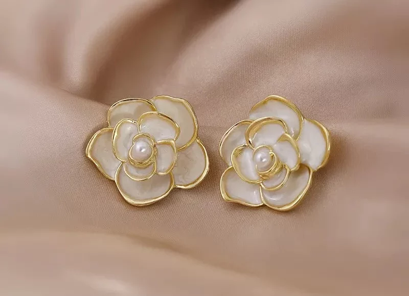 Complementary Gold Earrings for Your Fashionable Personality