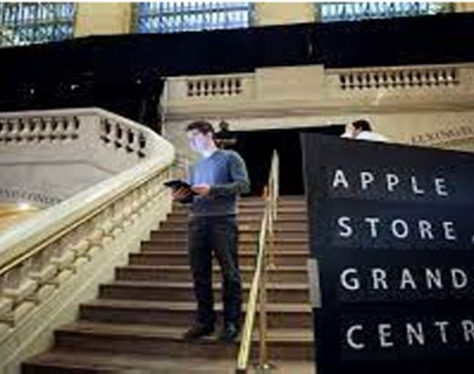 Workers at Apple’s flagship Grand Central Terminal store in Manhattan start formally collecting signatures to form a union