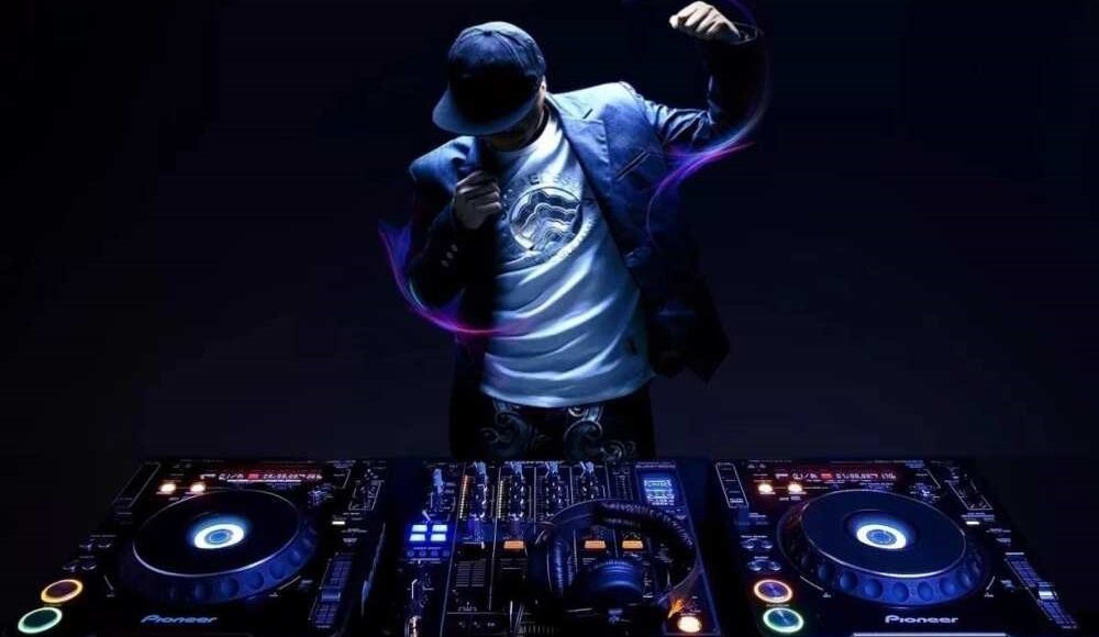 Virtual DJ vs. Traditional DJ: Which is Right for Your Event?
